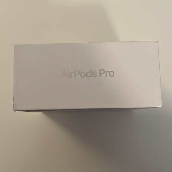 AirPods Pro (2nd Generation) with MagSafe Charging Case (USB - C) - Picture 6 of 11